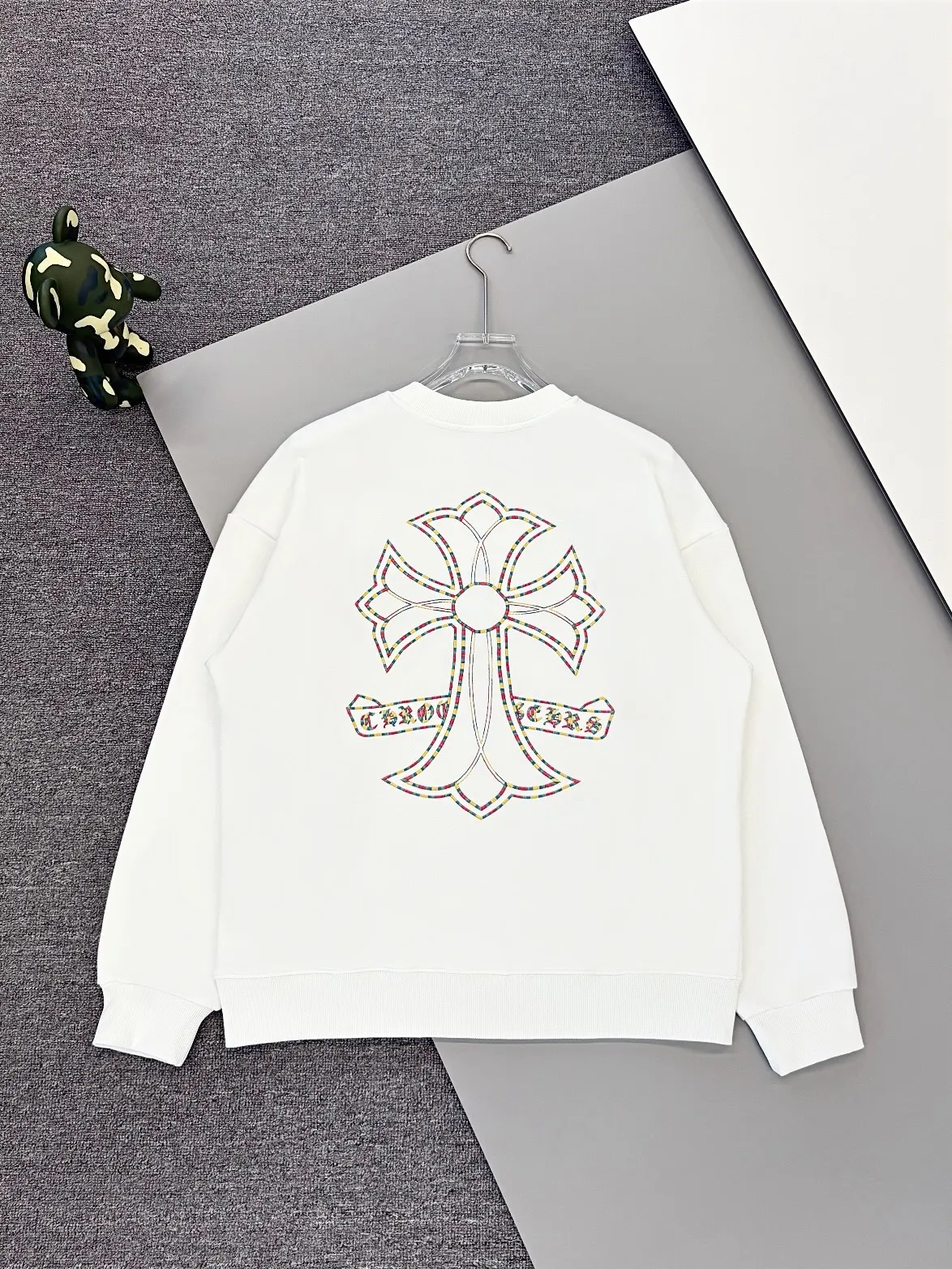 P250 [High Quality] Chrome Hearts Embroidery🪡Cross + Horseshoe‼ ️Round neck sweatshirt *Customized 420g terry cotton fabric, the fabric is soft, skin-friendly and comfortable *Embroidery process: front cross + rivet embroidery *A very simple and elegant classic continuation. It is unparalleled in terms of upper body comfort, interpreting your luxury and taste, and creating your fashion style and charm. Three complete standards. Same style for men and women. 𝐂𝐎𝐋𝐎𝐔𝐑: Black/White 𝐒𝐈𝐙𝐄: S-XL